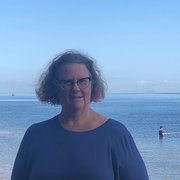 House Sitter - Caring Considerate Mature Lady