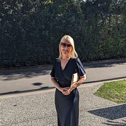 House Sitter - Professional mature lady.