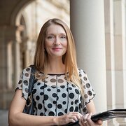 House Sitter - Happy Sitter with dog